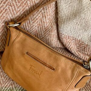 Y2K Fossil shoulder bag w/key charm - Cognac Saddle Leather |  Sac Cuir & clé
